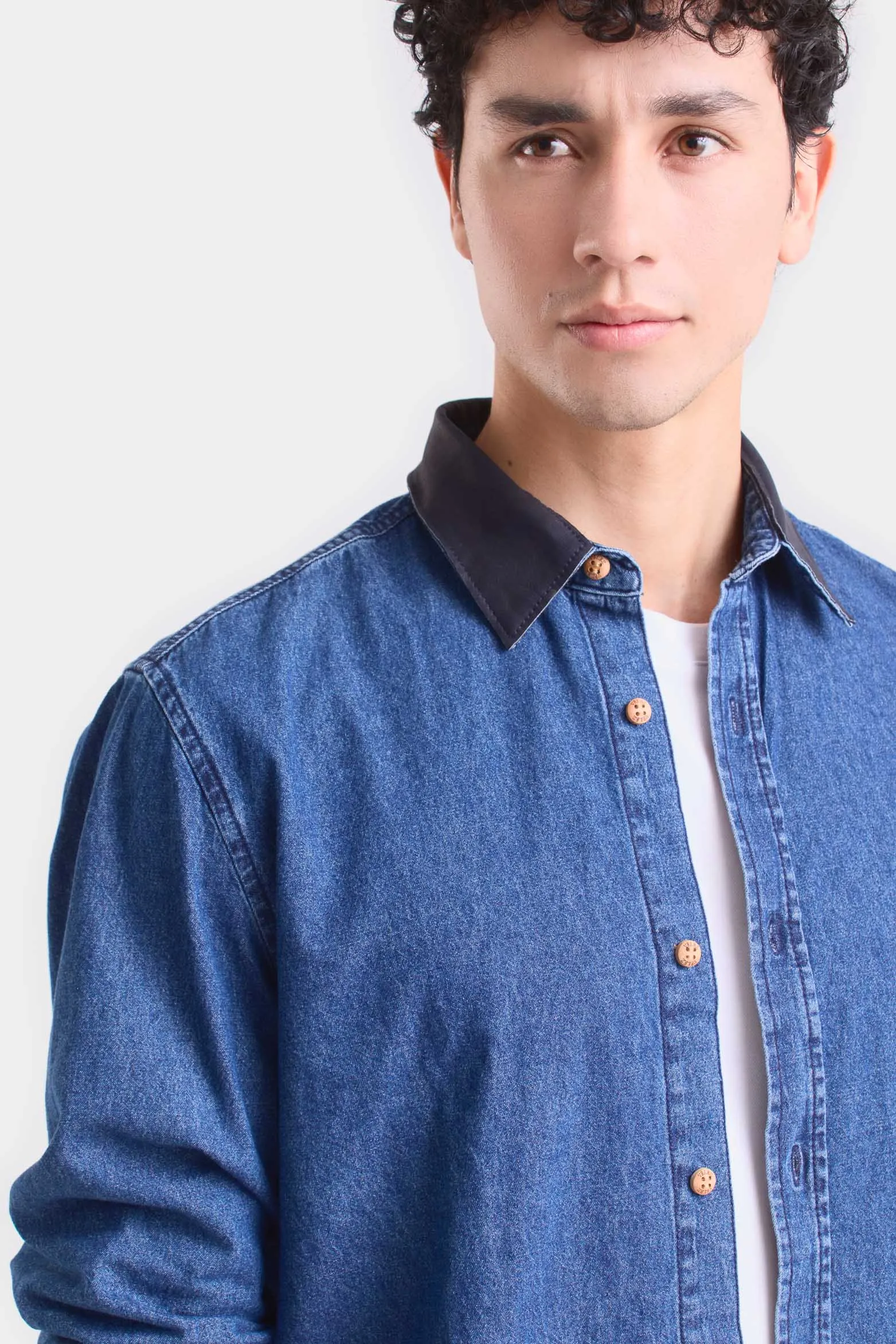 Camisa obi de algodón para hombre cuello en cuero