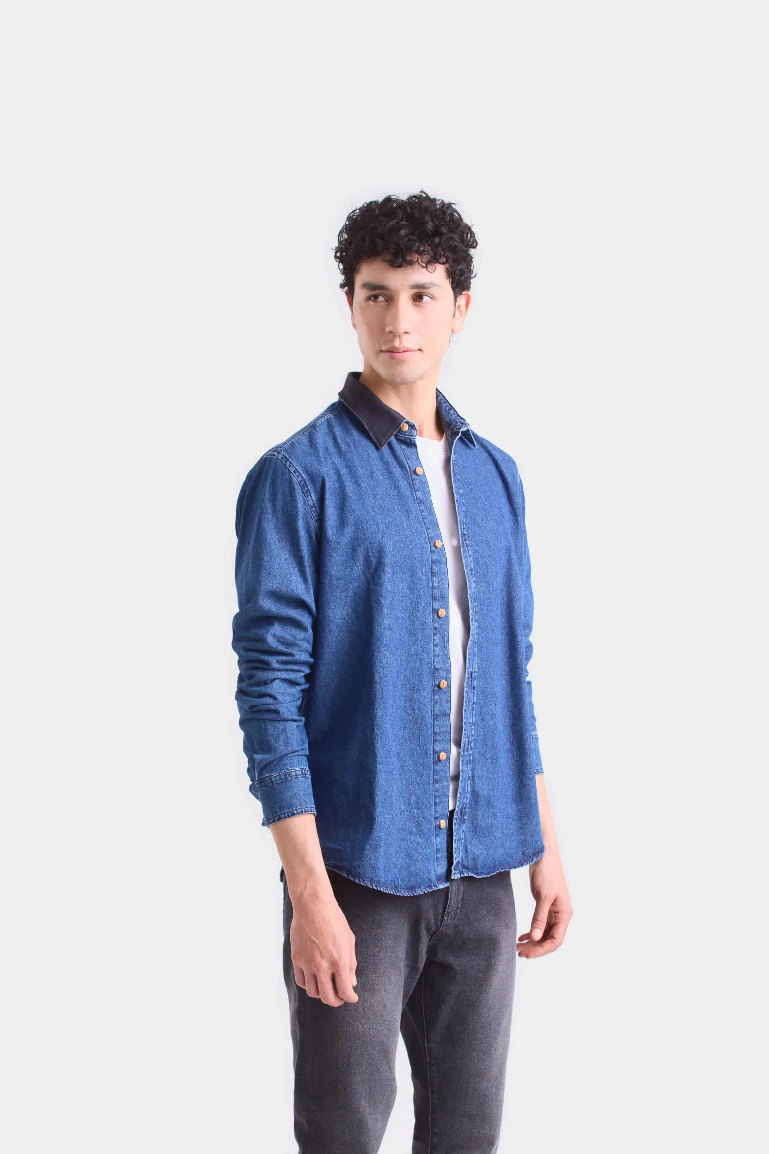 Camisa obi de algodón para hombre cuello en cuero