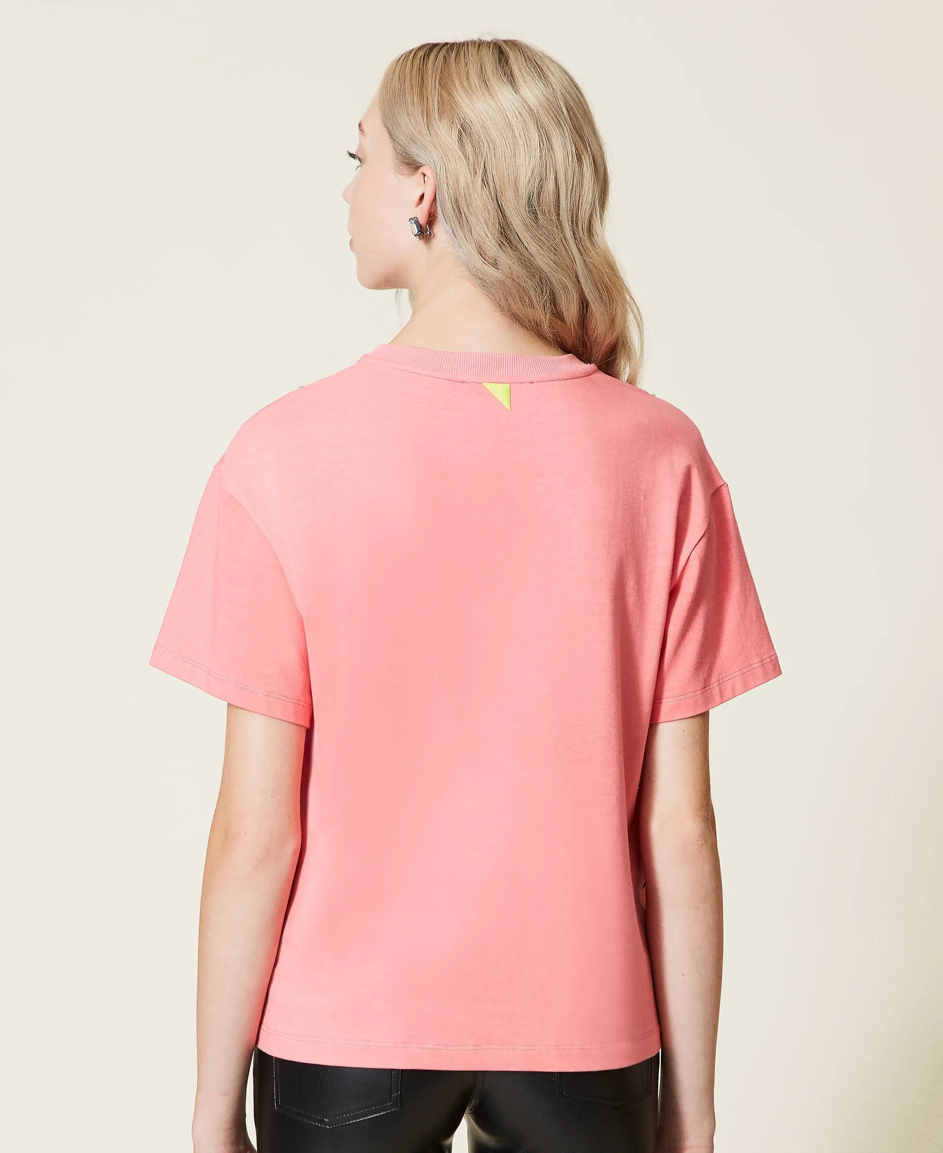 Camiseta con inserción de lunares efecto palabra de honor