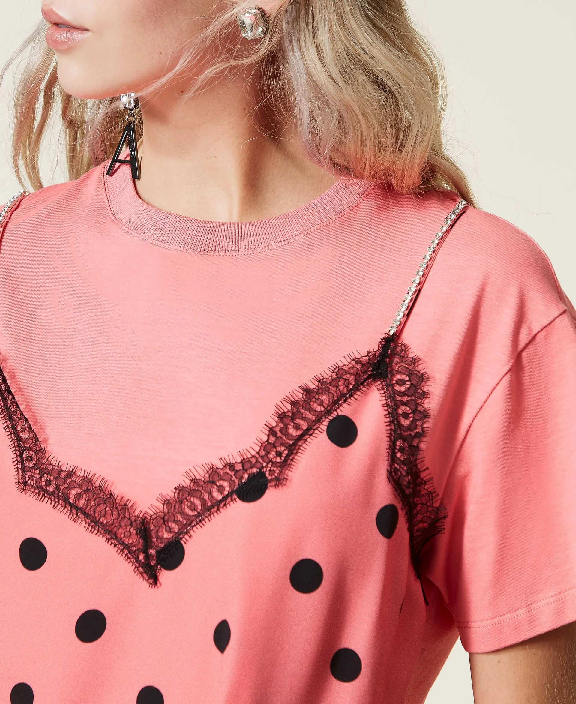 Camiseta con inserción de lunares efecto palabra de honor