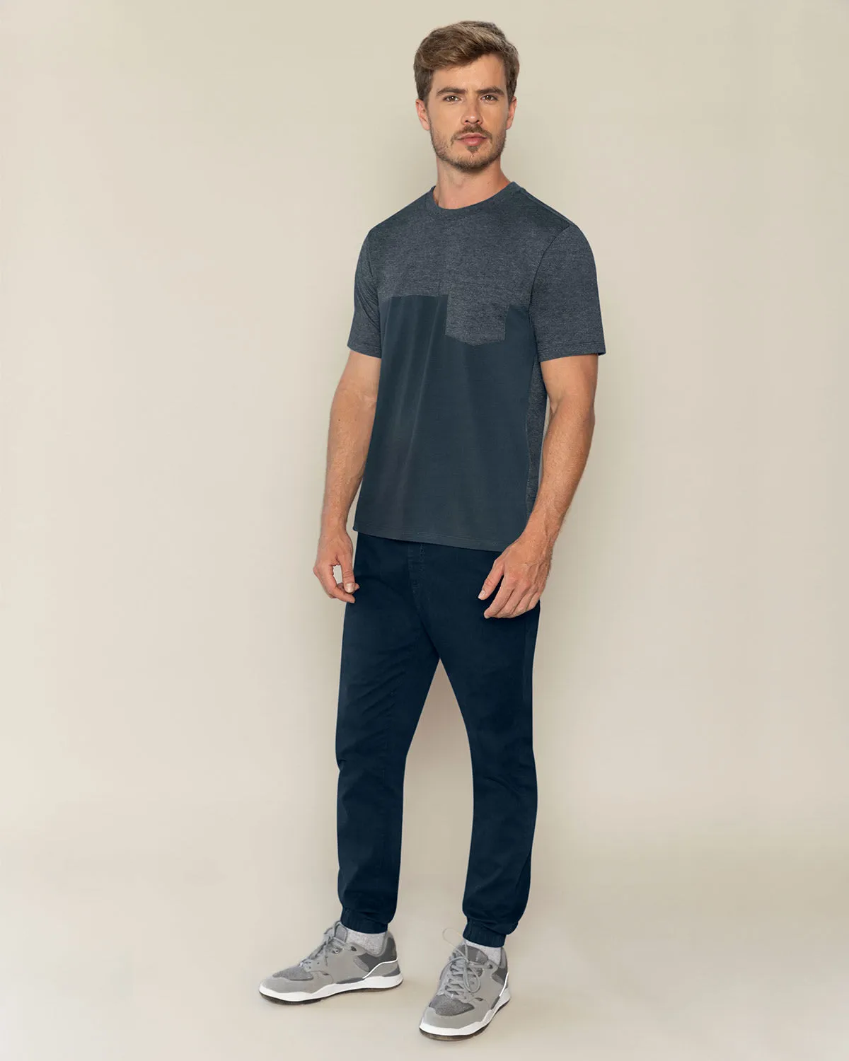 Camiseta manga corta con bloque de tela y bolsillo de parche