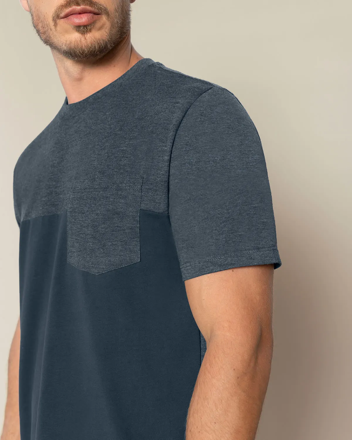 Camiseta manga corta con bloque de tela y bolsillo de parche