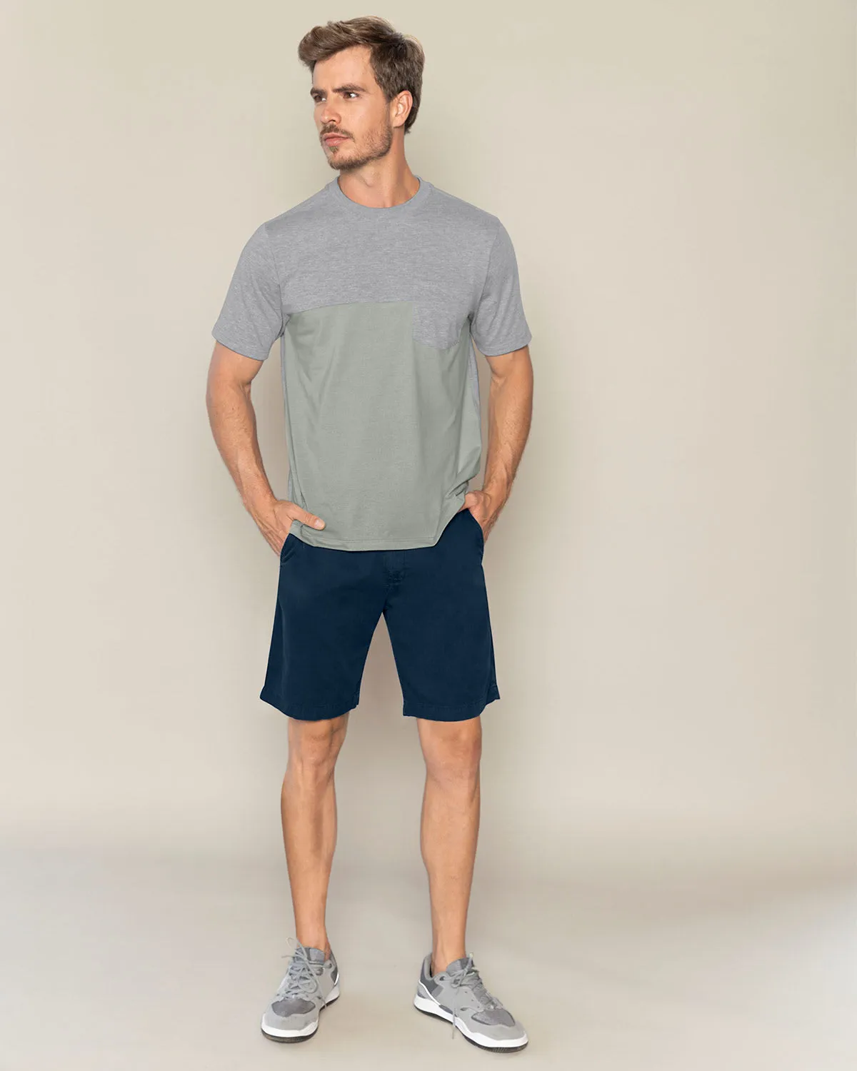Camiseta manga corta con bloque de tela y bolsillo de parche