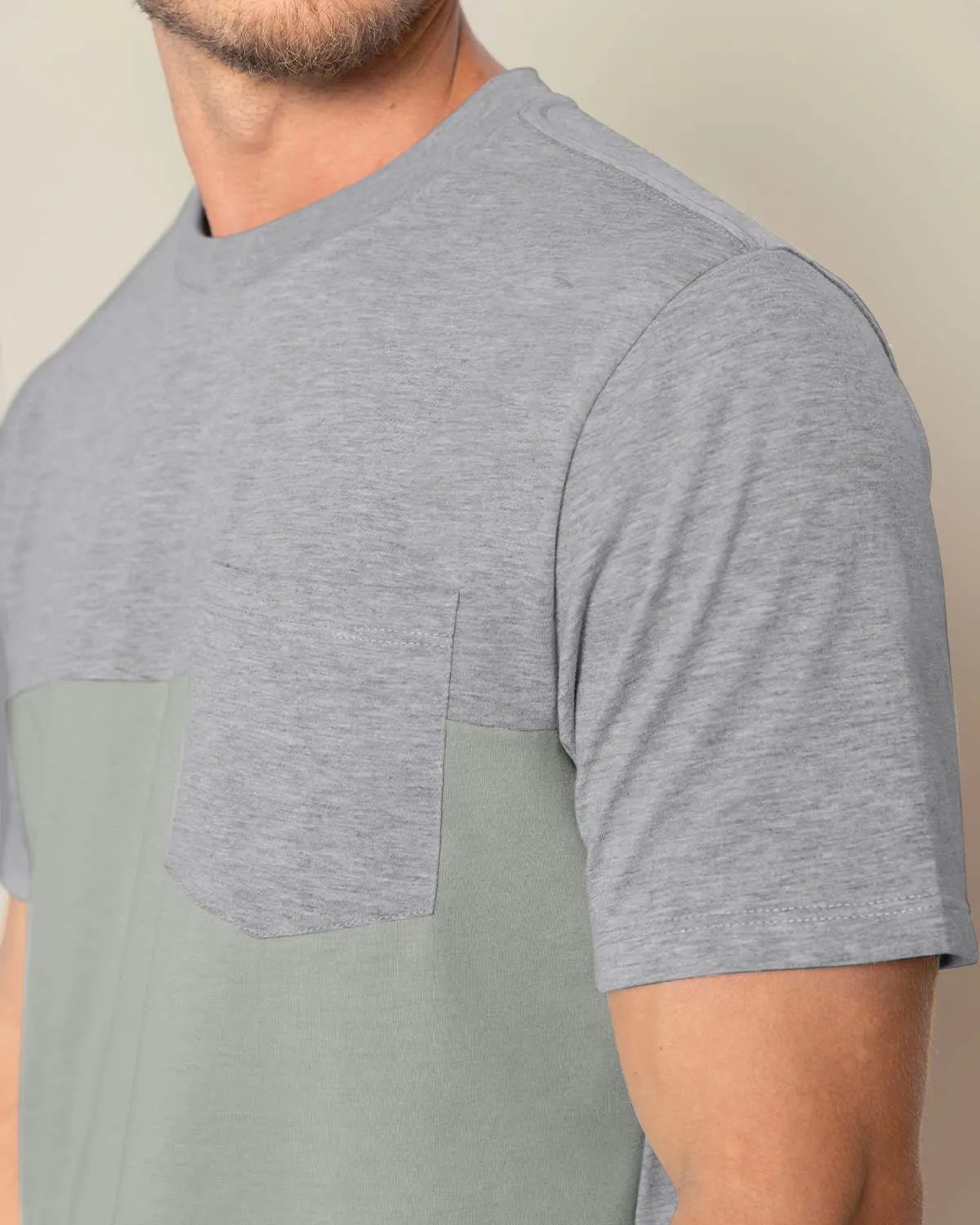 Camiseta manga corta con bloque de tela y bolsillo de parche