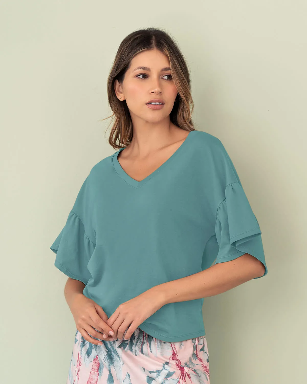 Camiseta manga corta con cuello en V y boleros en mangas