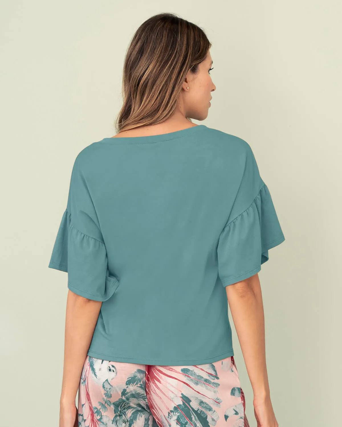 Camiseta manga corta con cuello en V y boleros en mangas