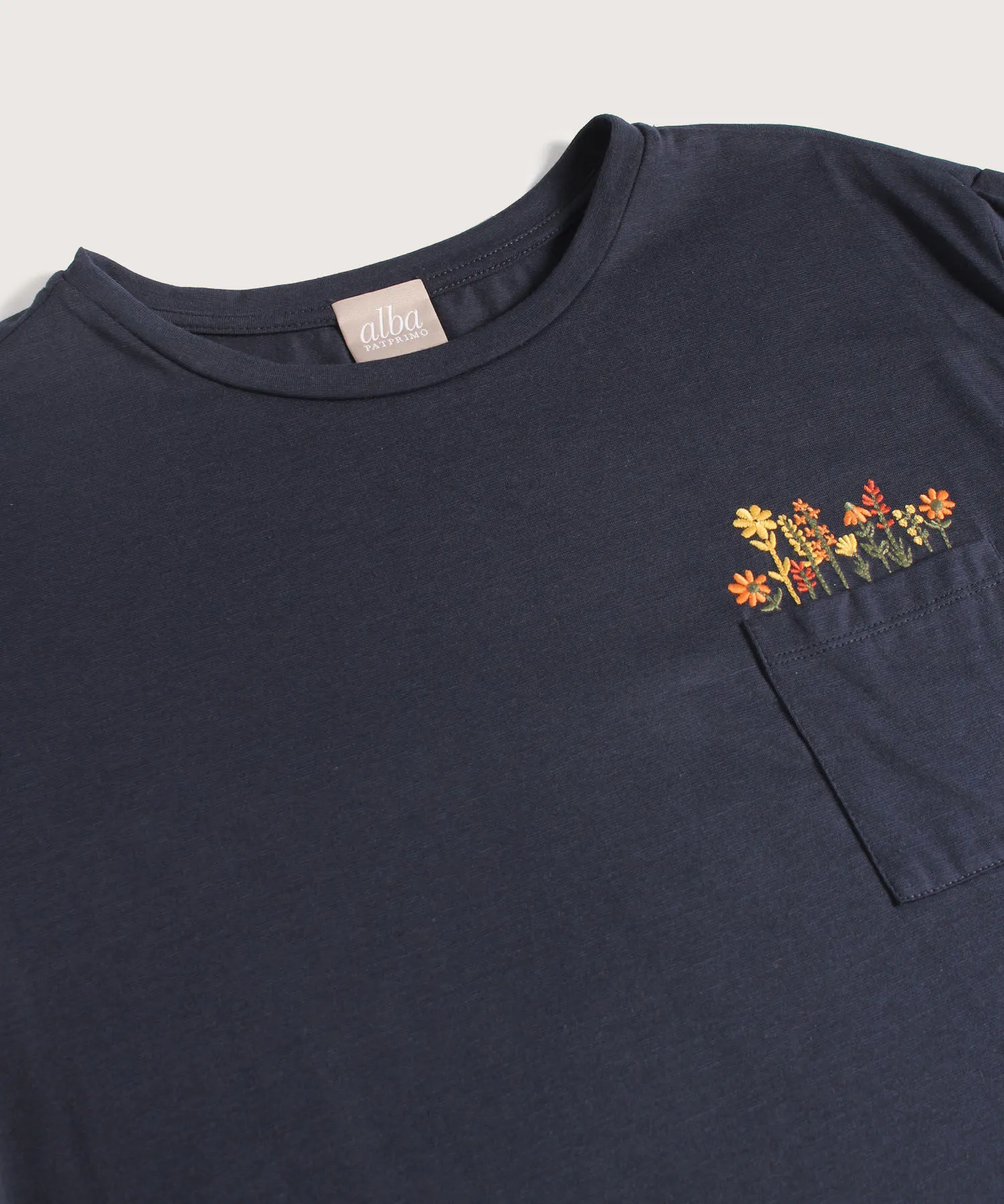 CAMISETA MANGA CORTA, CUELLO REDONDO CON BOLSILLO EN DELANTERO Y BORDADO, DOLCE VIDA ALBA L&IACUTE;NEA MODA