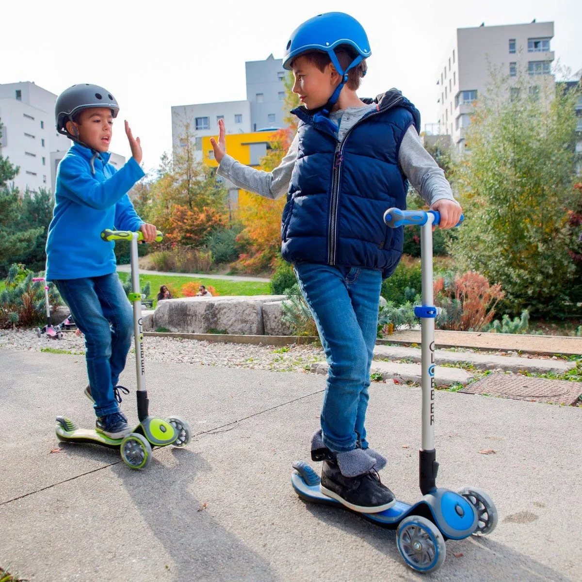 Casco Scooter Niño Globber Primo Lights Celeste