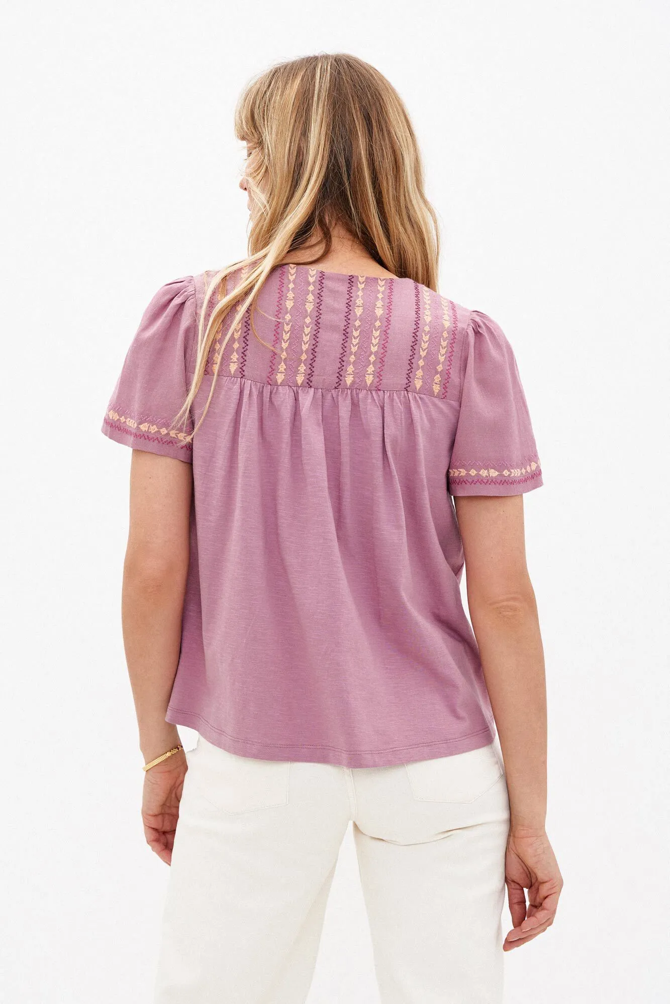 Hoss Intropia Tecla. Camiseta de algodón con bordados