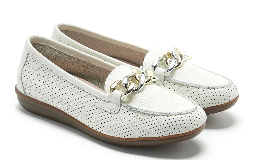 Mocasines blancos de piel con cadena para mujer