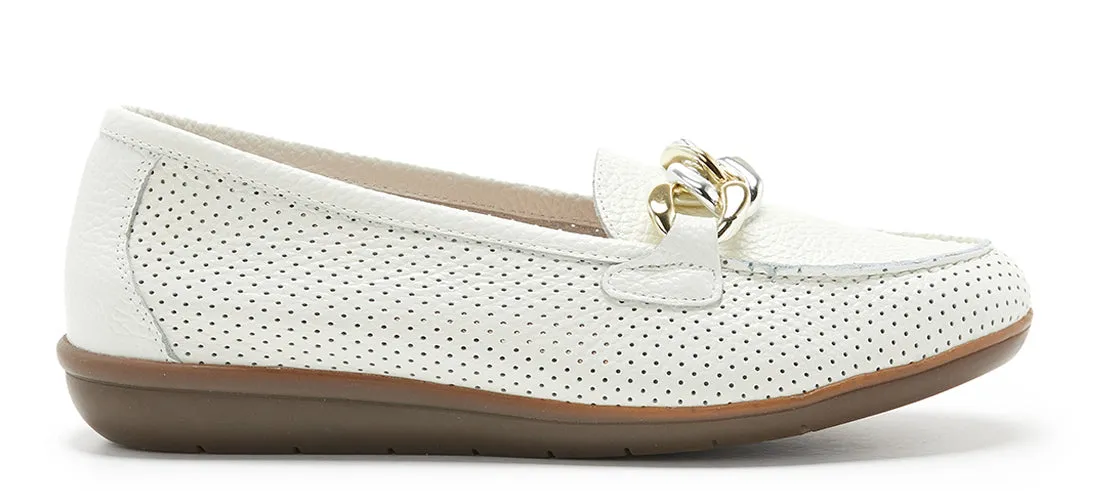 Mocasines blancos de piel con cadena para mujer