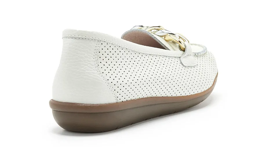 Mocasines blancos de piel con cadena para mujer