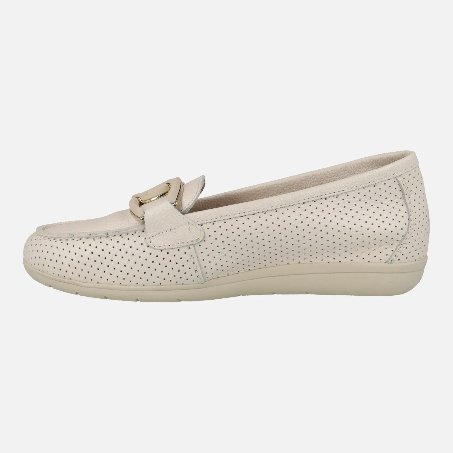 Mocasines confort de piel con picados en color beige