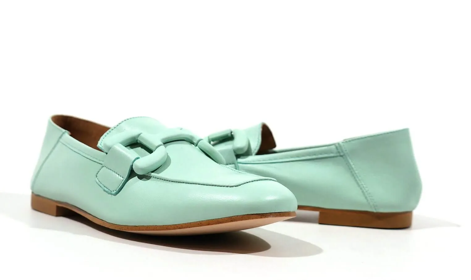 Mocasines de piel con adorno de pasta al tono para mujer