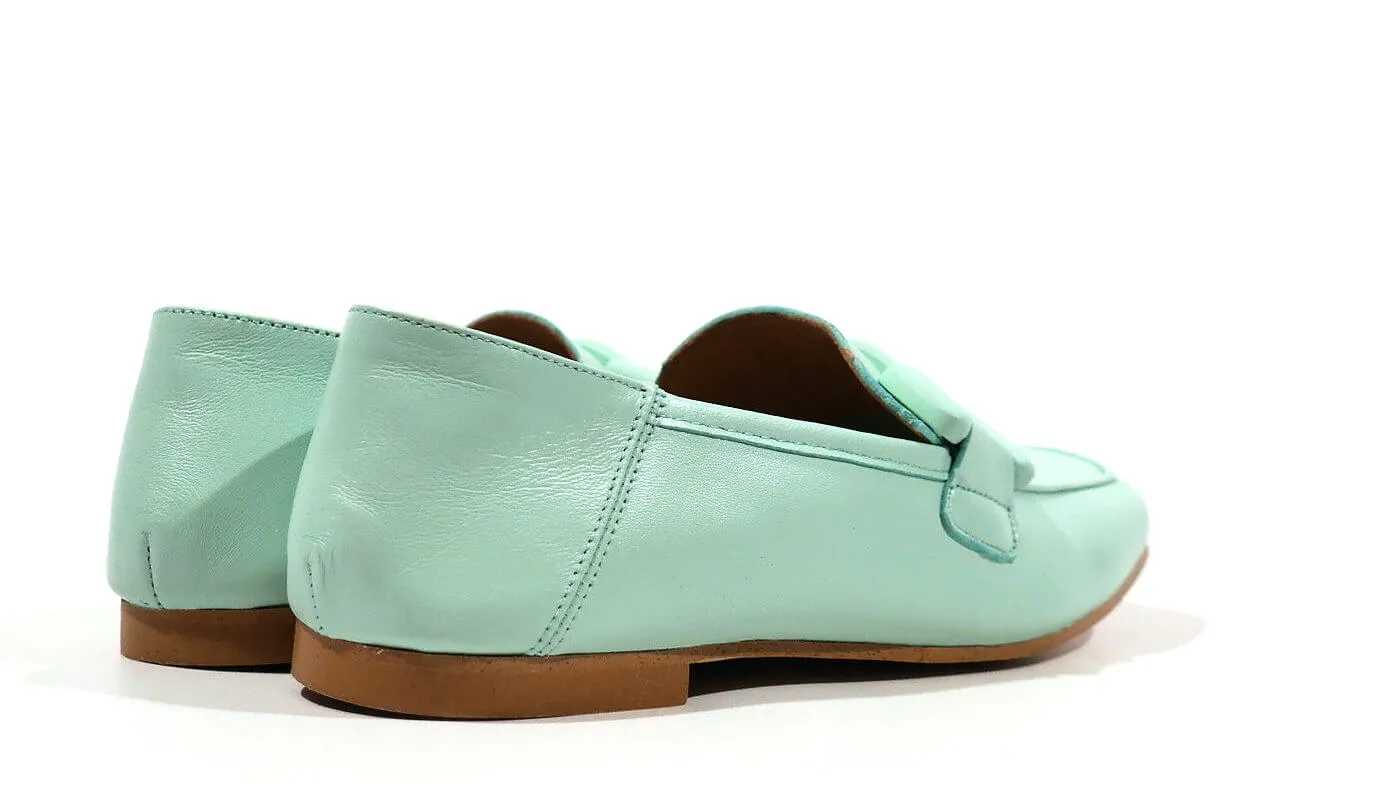 Mocasines de piel con adorno de pasta al tono para mujer