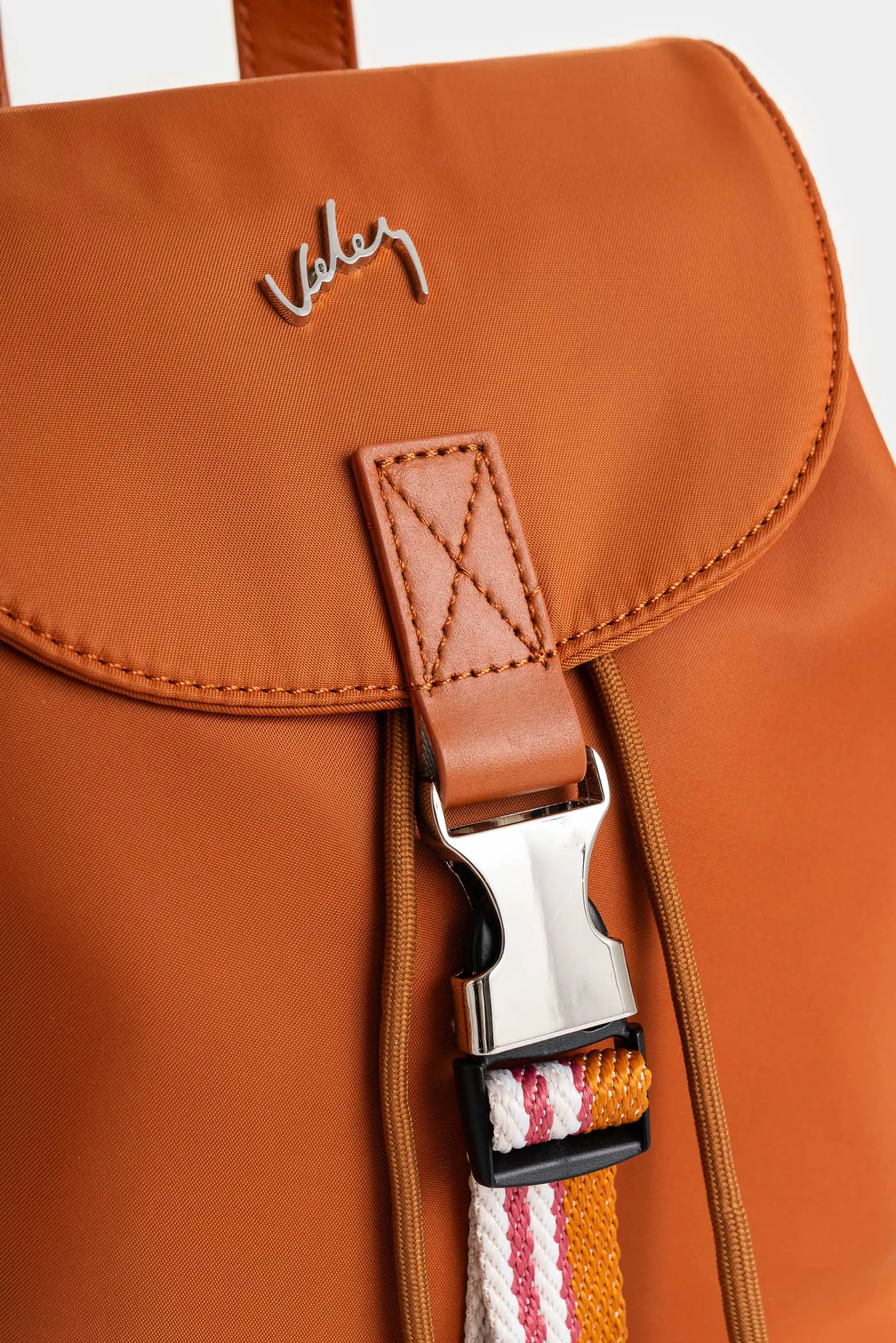 Morral Elora en lona y cuero para mujer detalle contraste