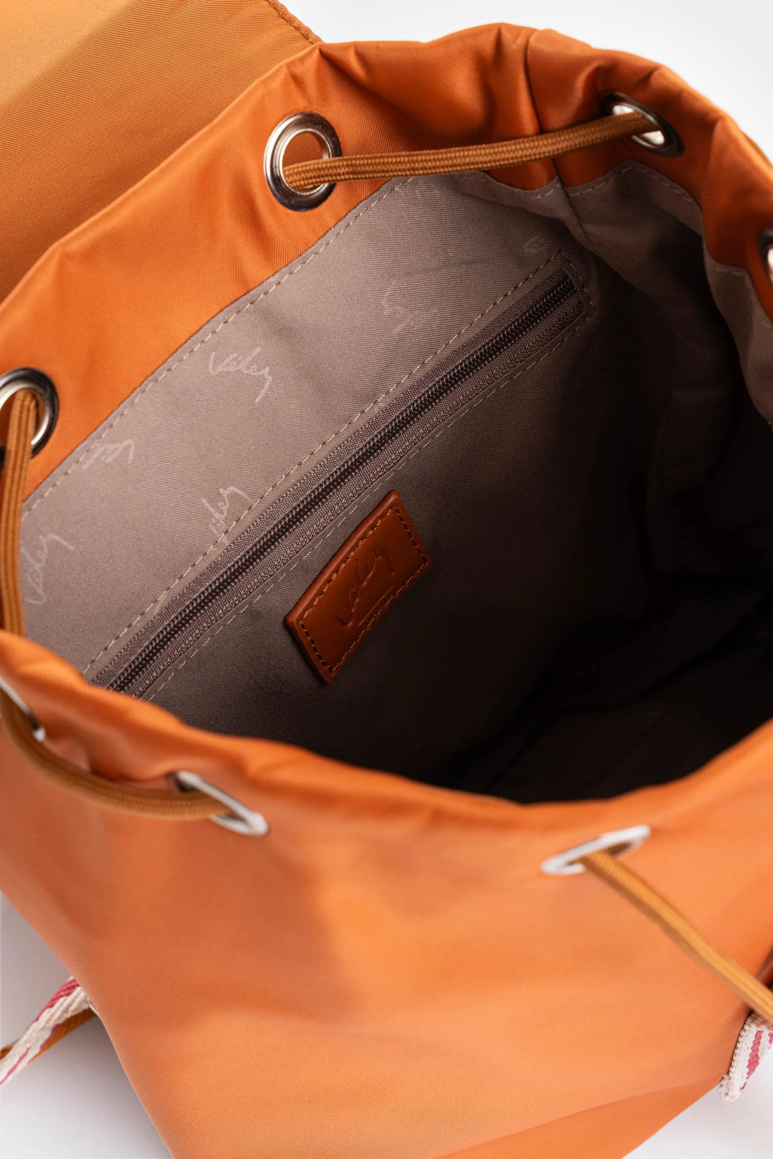 Morral Elora en lona y cuero para mujer detalle contraste
