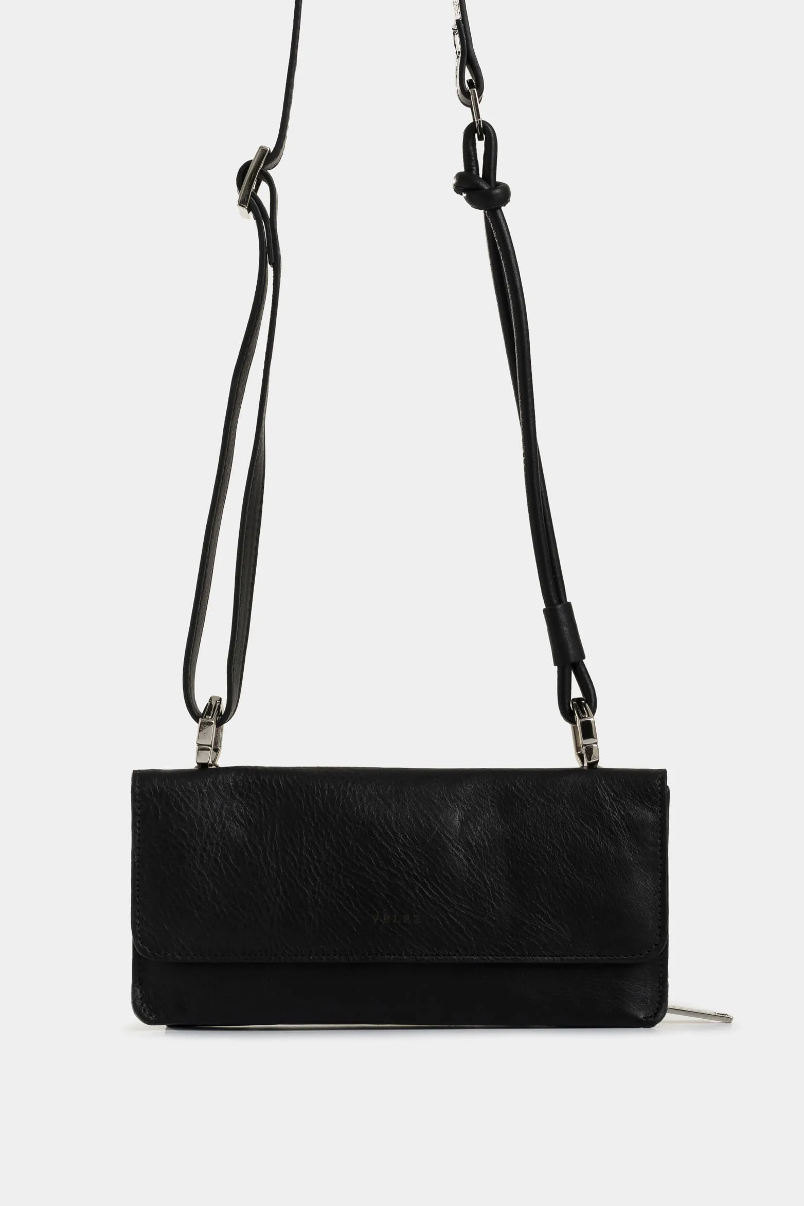 Porta chequera bianca de cuero para mujer cargadera nudos