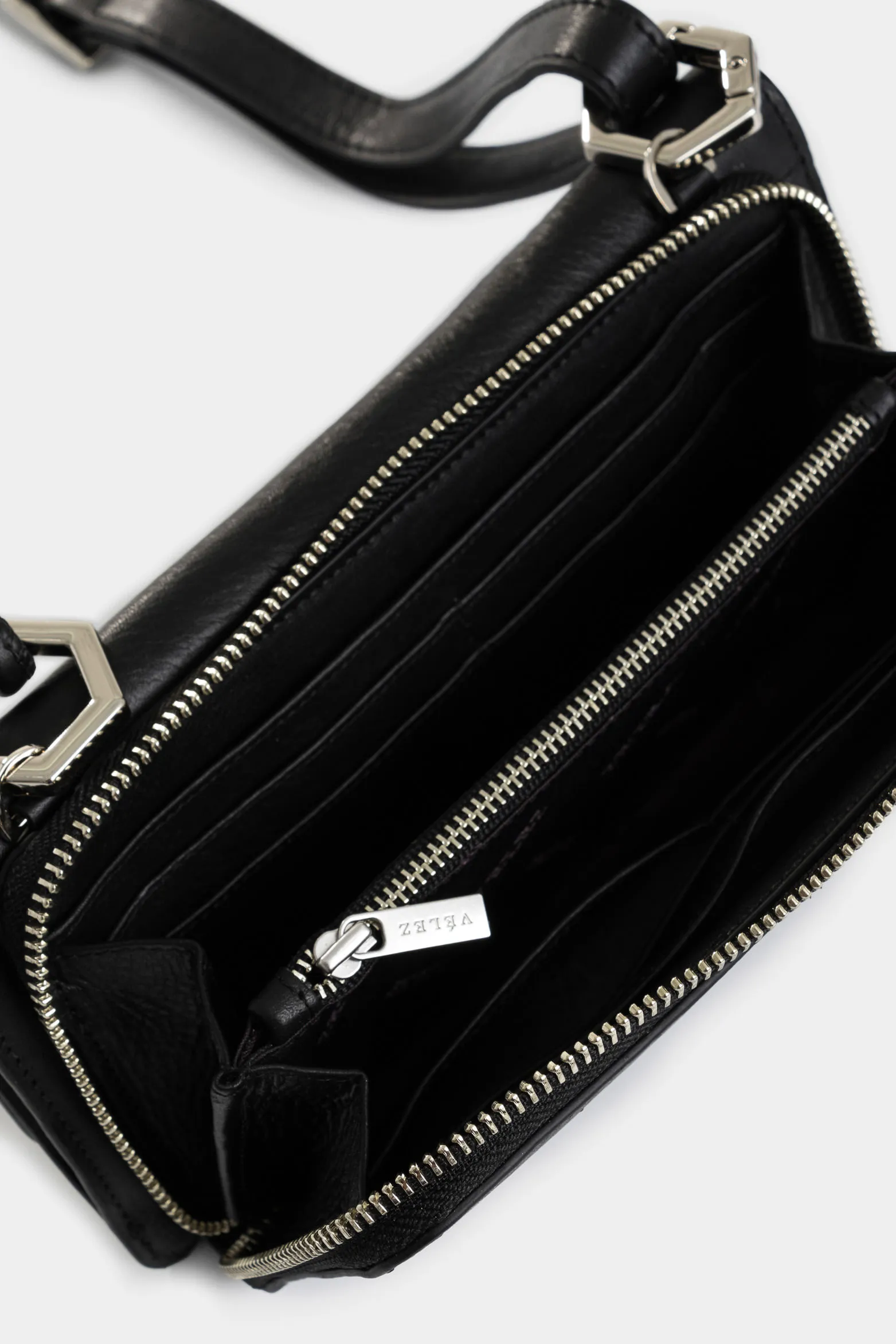 Porta chequera bianca de cuero para mujer cargadera nudos