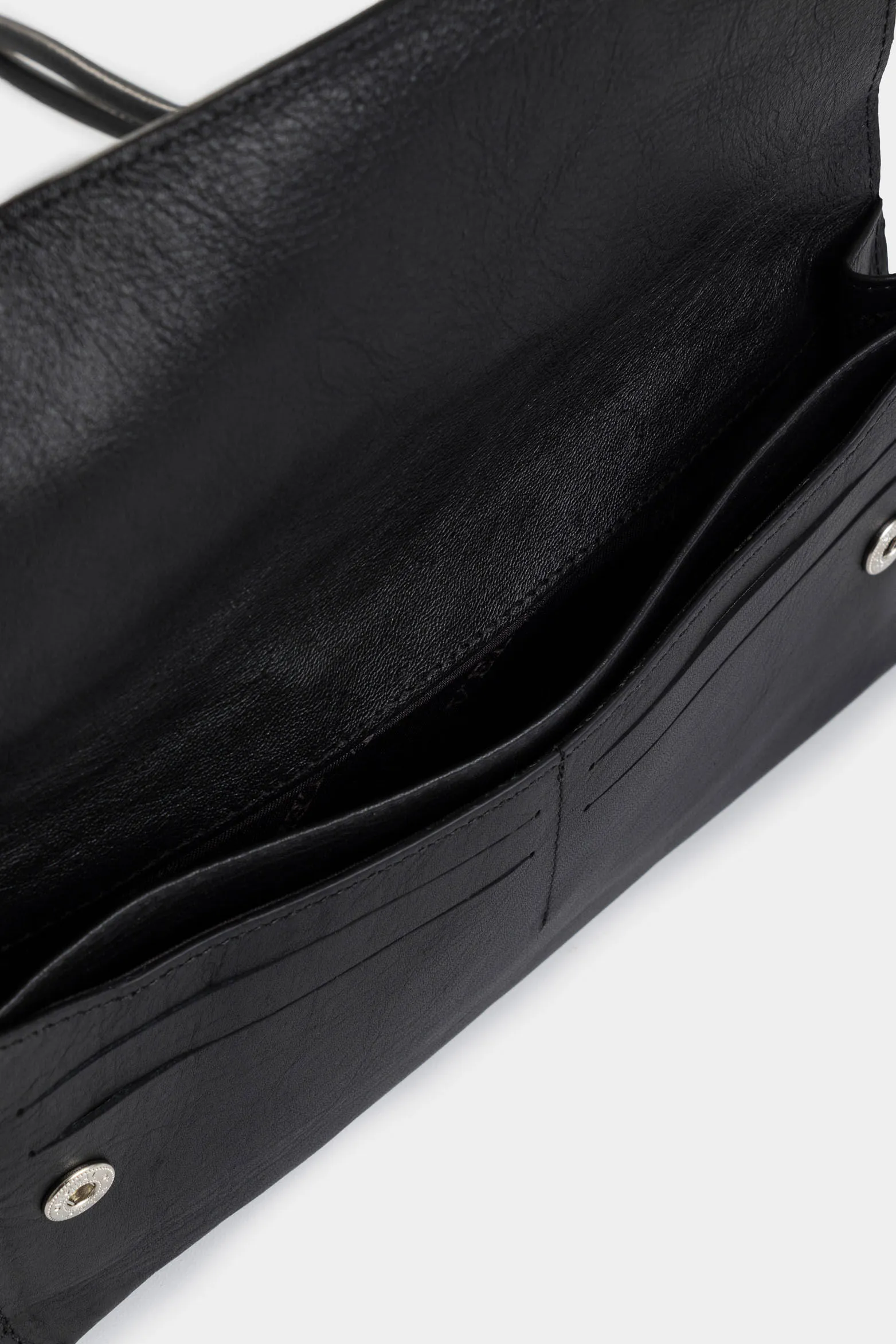 Porta chequera bianca de cuero para mujer cargadera nudos