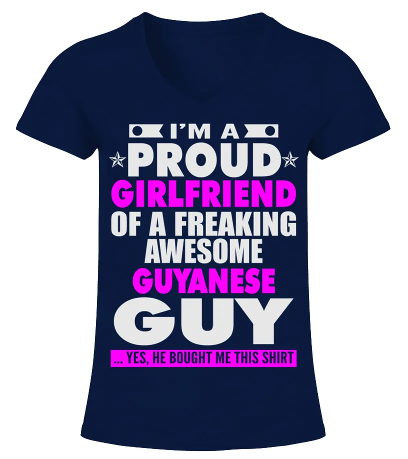 PROUD GIRLFRIEND OF GUYANESE GUY T SHIRTS Camiseta cuello pico Mujer