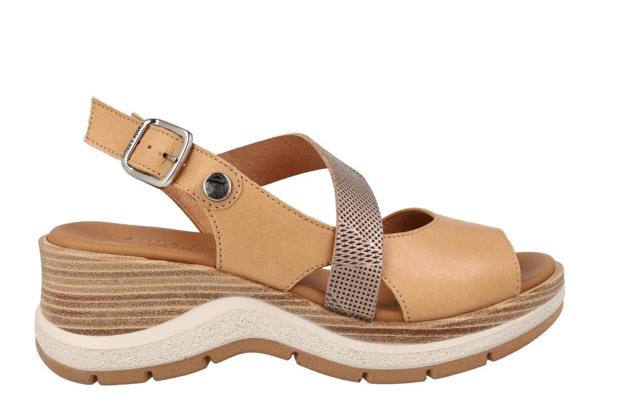 Sandalias de piel color camel con tira cruzada bronce y hebilla
