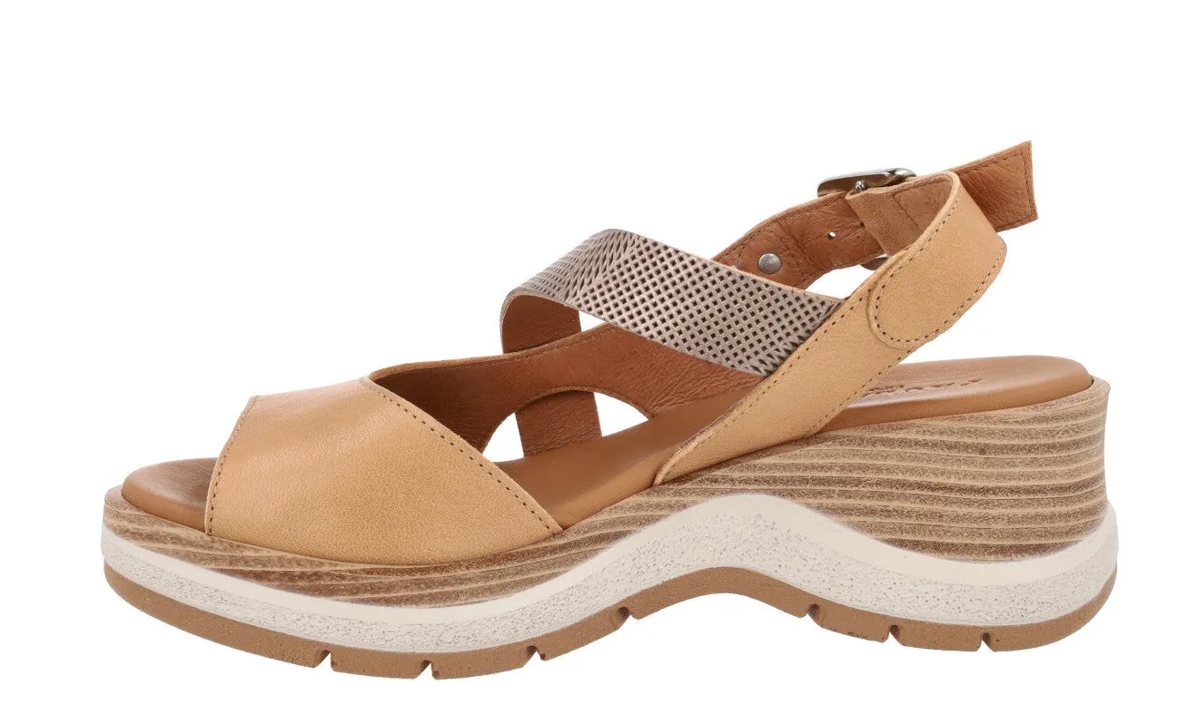 Sandalias de piel color camel con tira cruzada bronce y hebilla