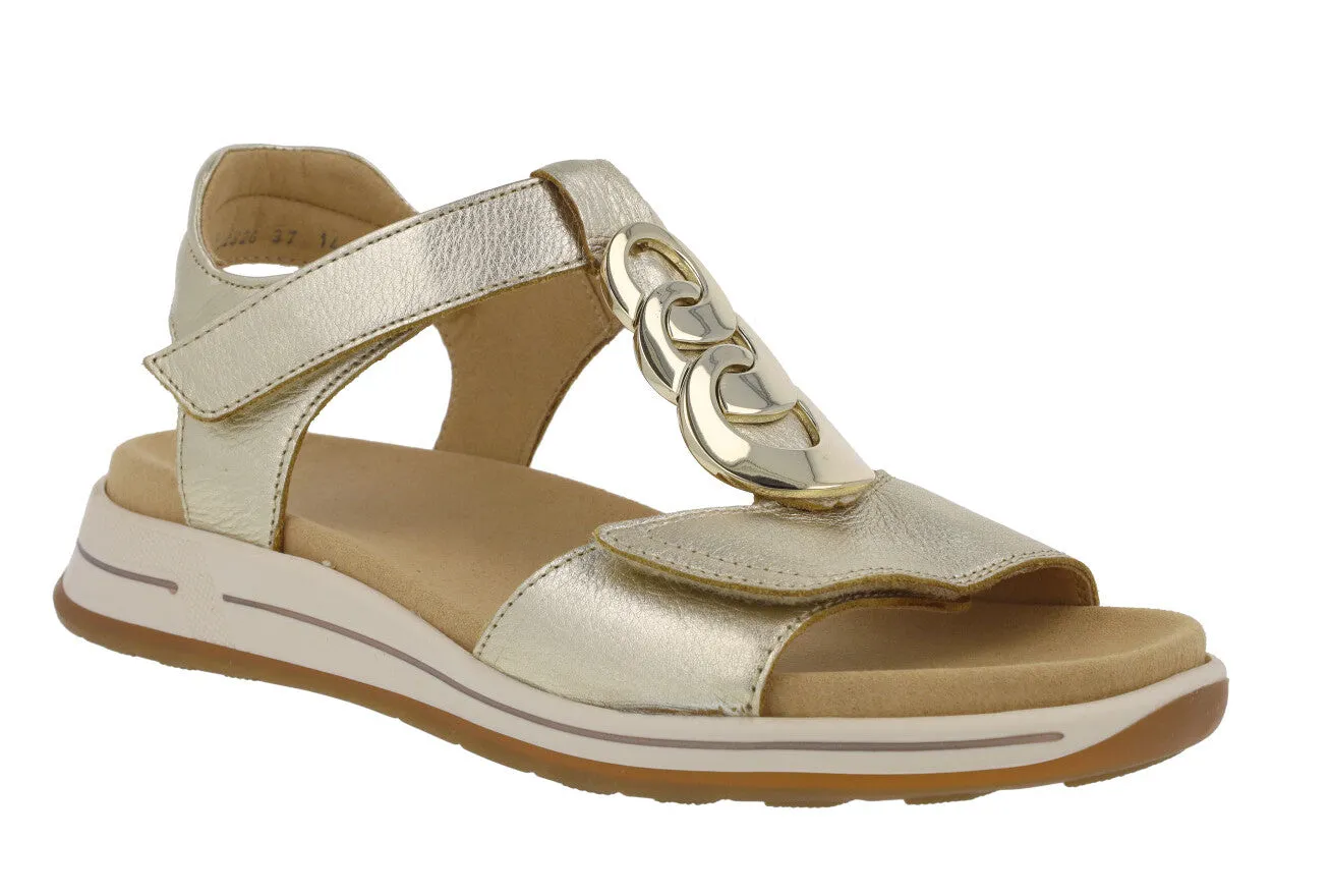 Sandalias de piel con cierre de velcros y adorno metálico