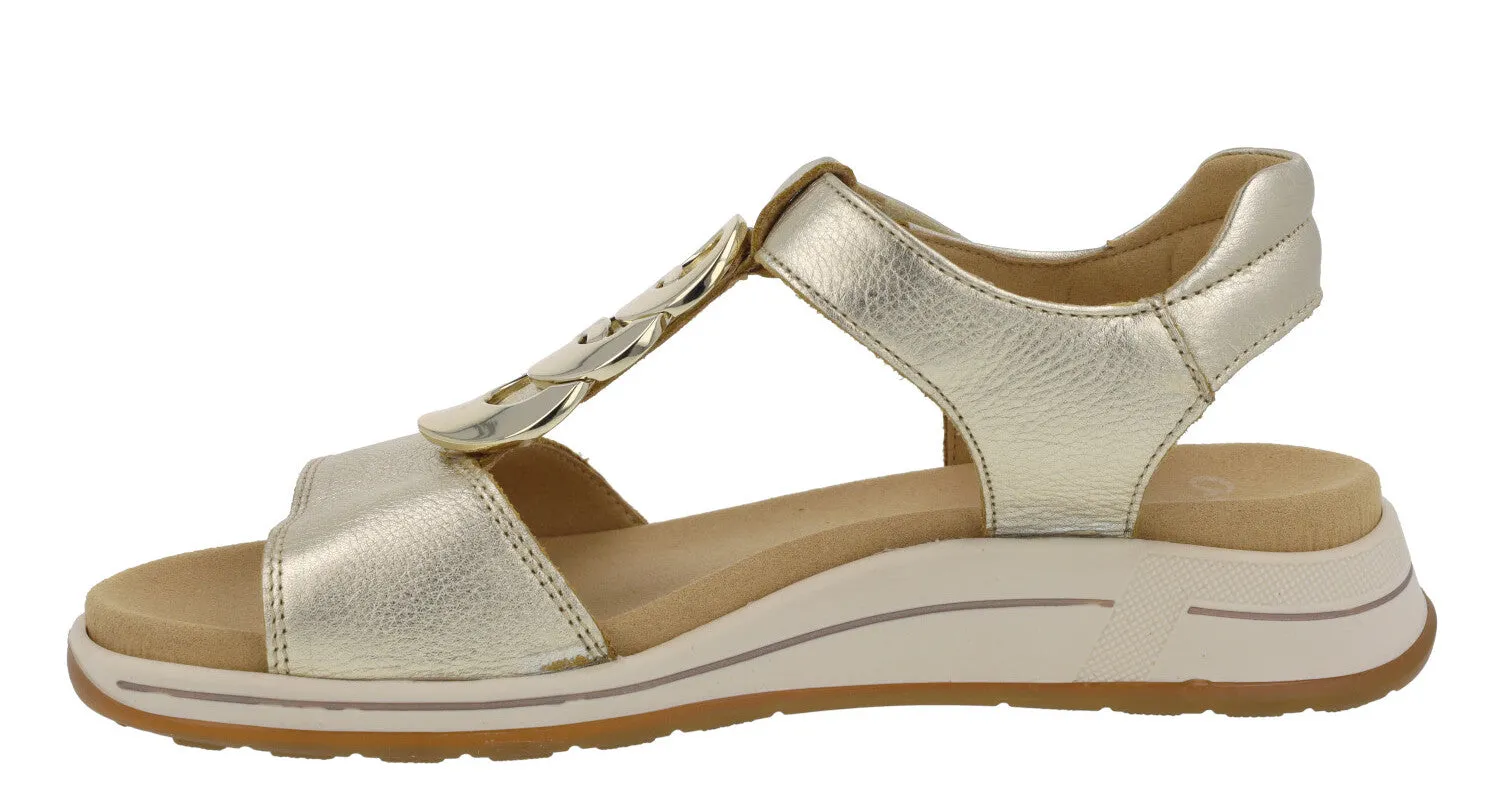 Sandalias de piel con cierre de velcros y adorno metálico