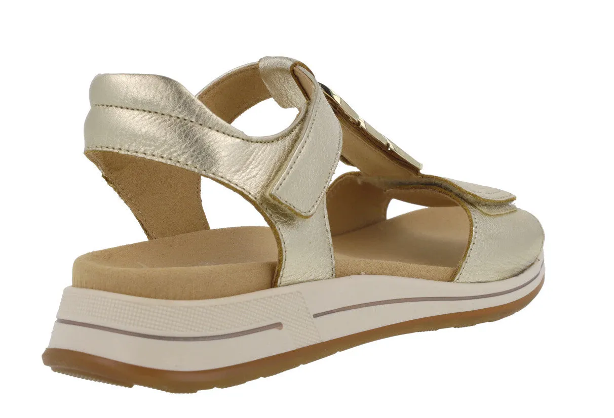 Sandalias de piel con cierre de velcros y adorno metálico