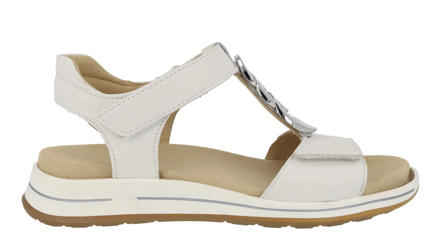 Sandalias de piel con cierre de velcros y adorno metálico