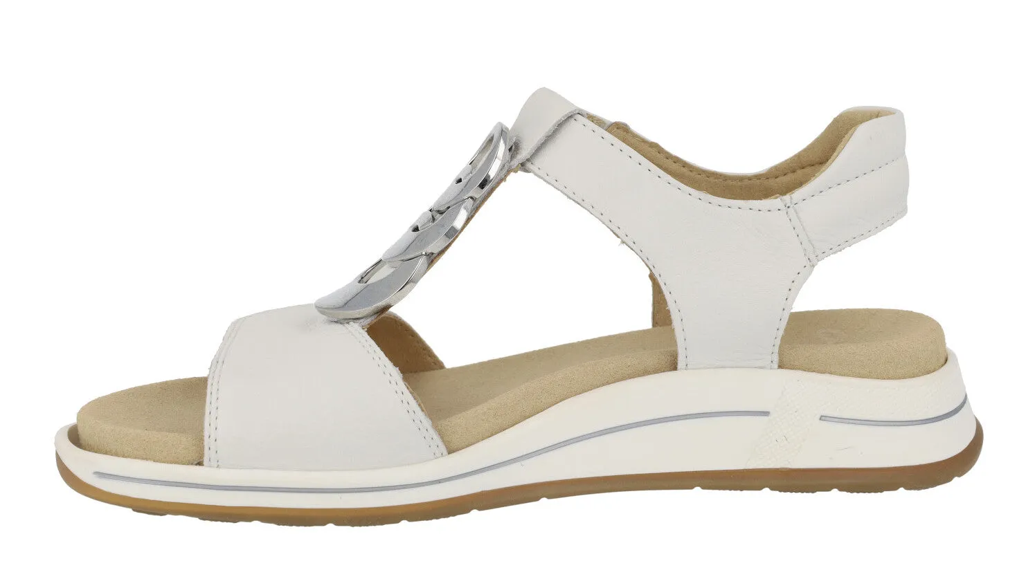 Sandalias de piel con cierre de velcros y adorno metálico