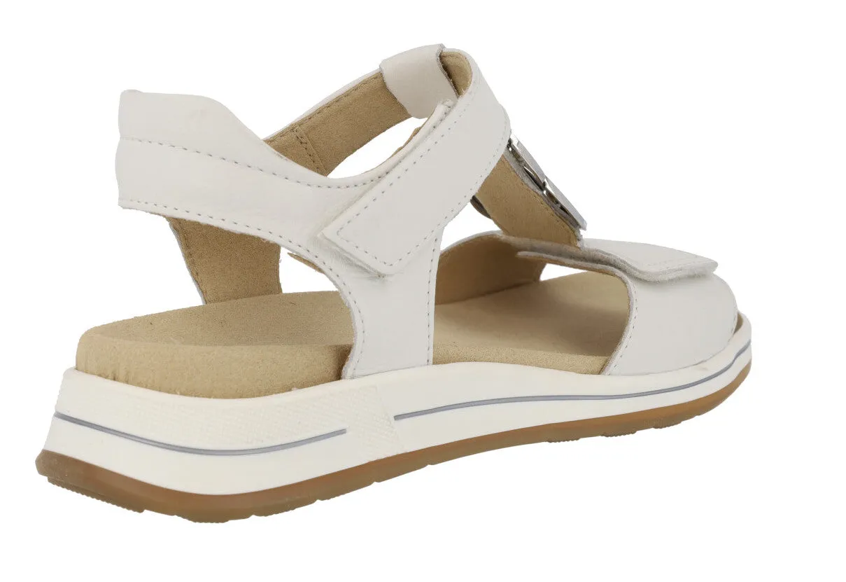 Sandalias de piel con cierre de velcros y adorno metálico