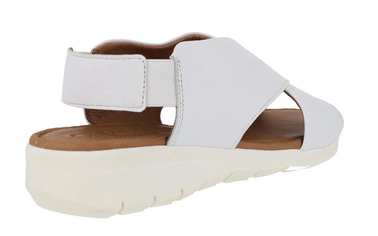 Sandalias de piel con tiras cruzadas Clks