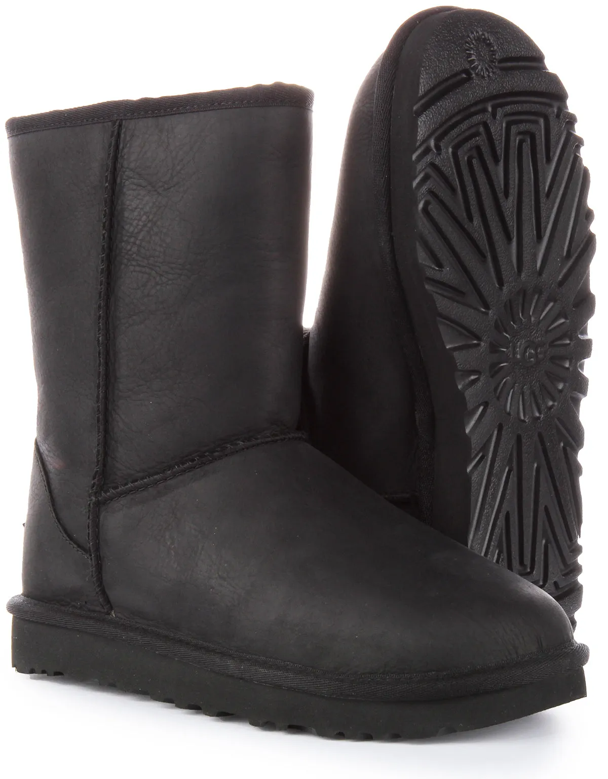 Ugg Classic Bota corta de piel resistente al agua para mujer en negro