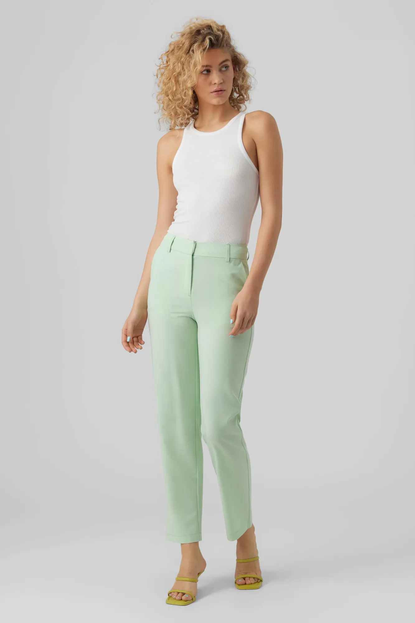 Vero Moda Pantalón de vestir de mujer con dos bolsillos