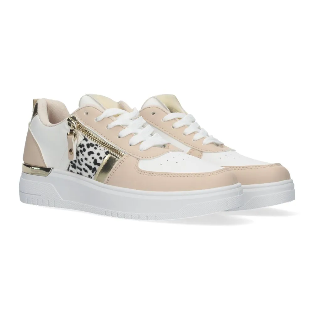 Zapatillas de mujer cómodas de color blanco con detalles de animal print y dorado y adorno de cremal