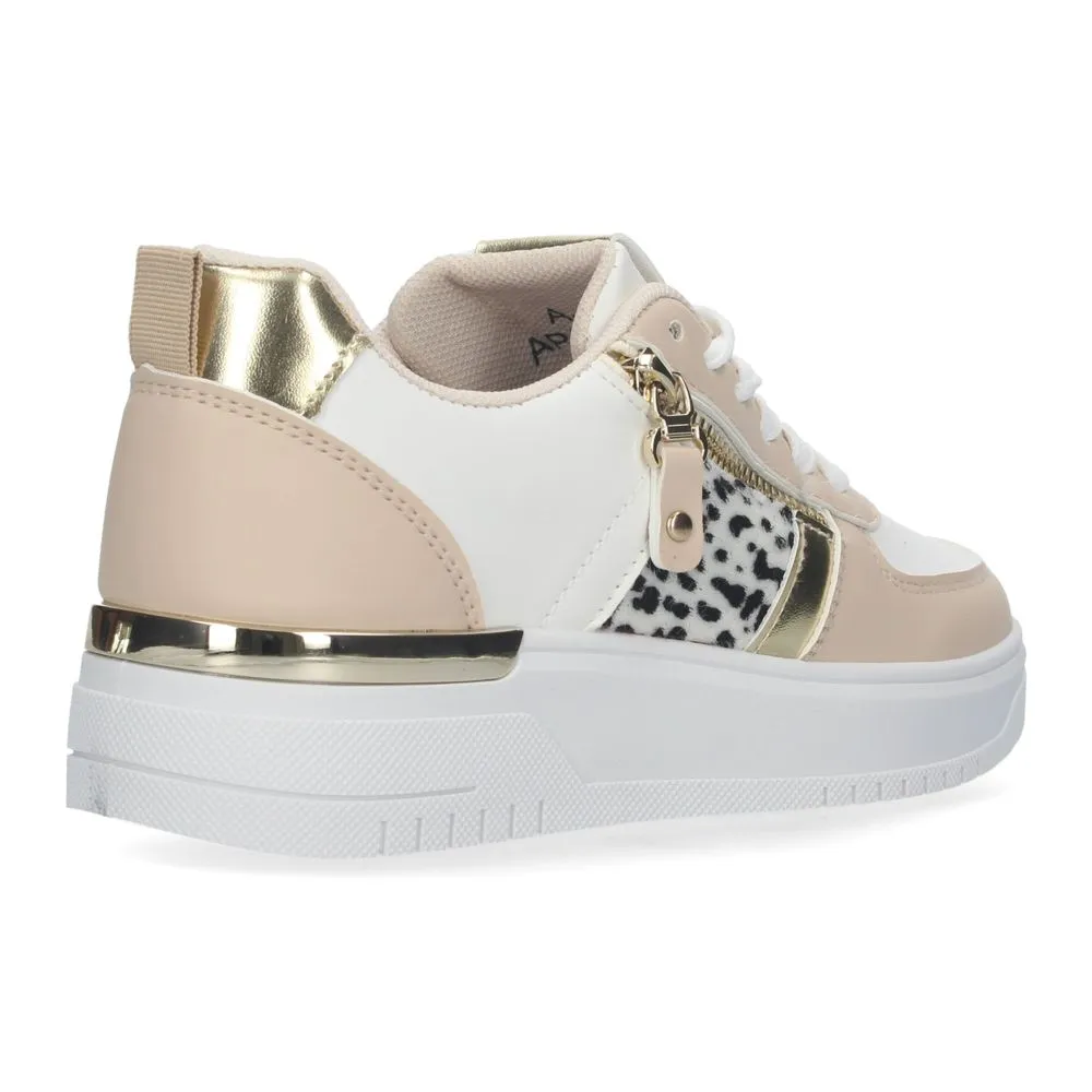 Zapatillas de mujer cómodas de color blanco con detalles de animal print y dorado y adorno de cremal