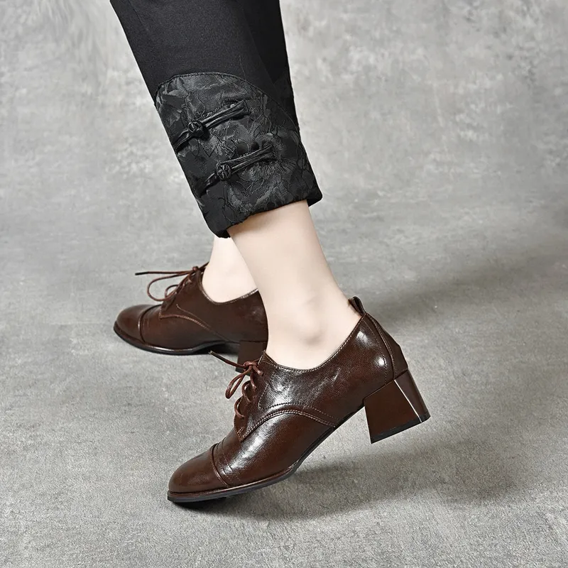 Zapatos de cuero pequeño de los pies cuadrados para mujeres, 2024 estilo de otoño e invierno, encaje, talón grueso, zapato indiv