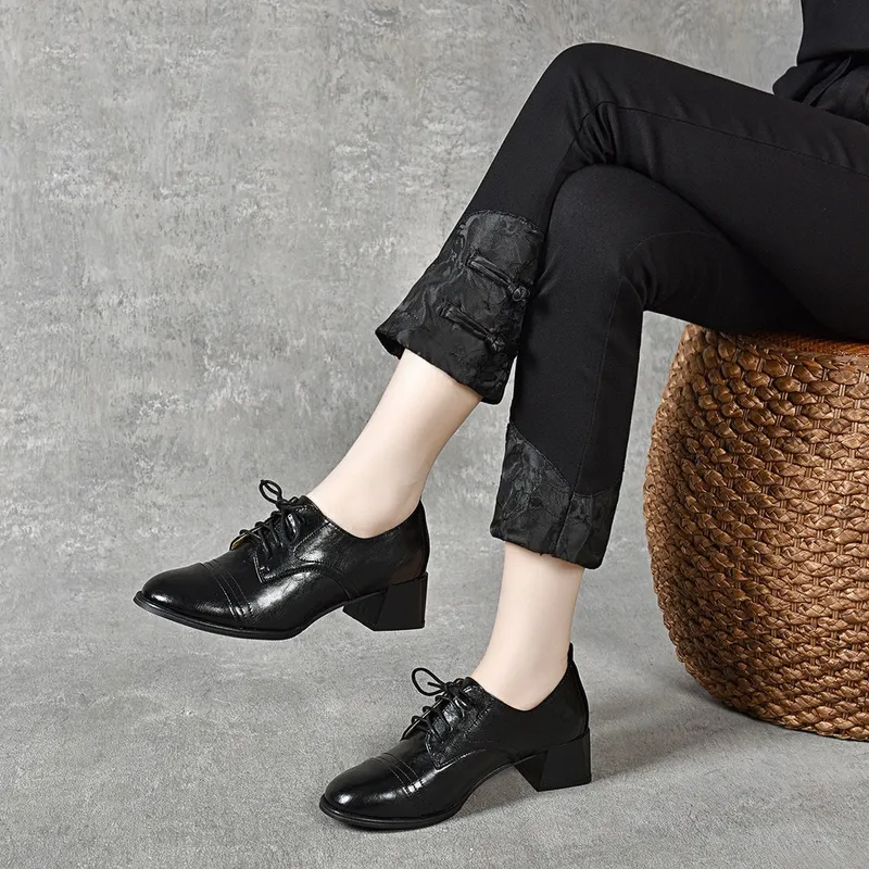 Zapatos de cuero pequeño de los pies cuadrados para mujeres, 2024 estilo de otoño e invierno, encaje, talón grueso, zapato indiv