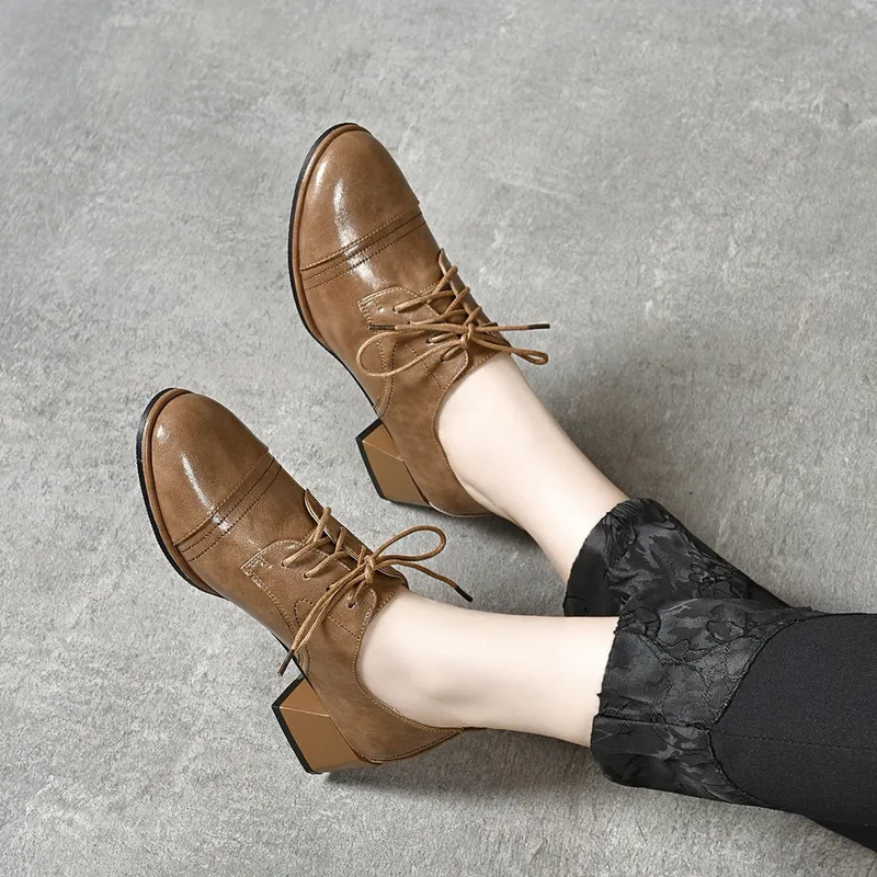 Zapatos de cuero pequeño de los pies cuadrados para mujeres, 2024 estilo de otoño e invierno, encaje, talón grueso, zapato indiv